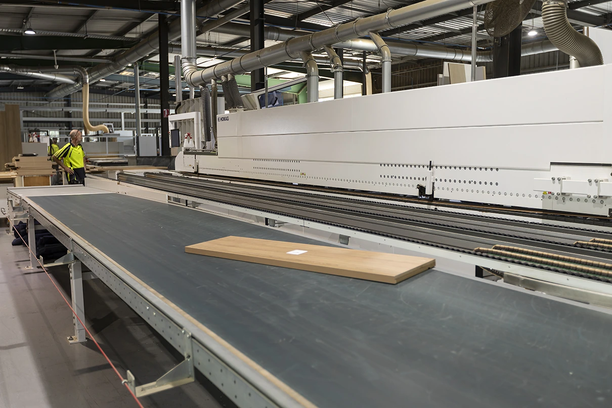 Edge tape feed and precision glue-free bonding in HOMAG system